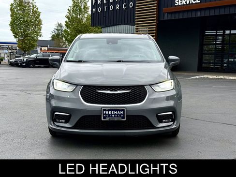 Used 2022 Chrysler Pacifica Touring-L w/ Uconnect Theater Family Group FWD image 3
