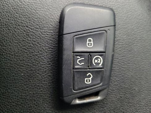 Used 2024 Volkswagen Jetta SE w/ Panoramic Sunroof Package image 32