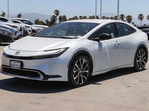 Used 2025 Toyota Prius Plug-In Hybrid FWD image 3