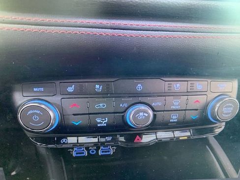 Used 2024 Dodge Durango GT image 9