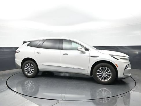 Used 2023 Buick Enclave Essence FWD image 6