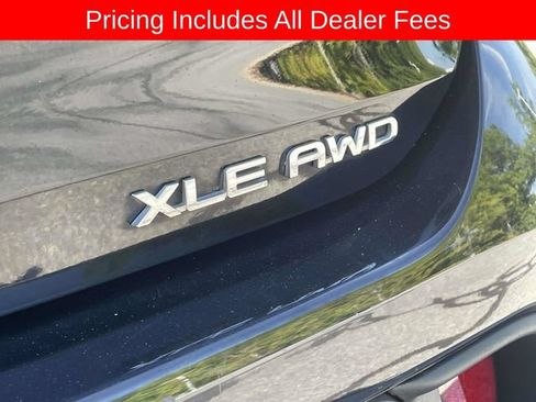 Used 2021 Toyota Highlander XLE AWD/4WD image 12