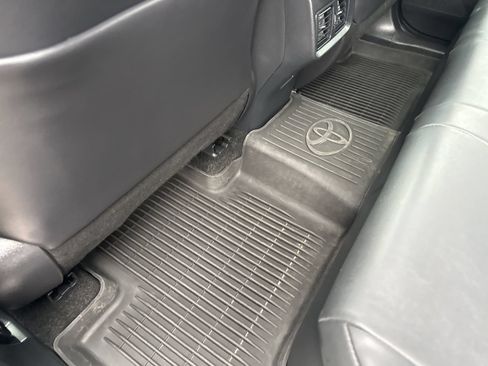 Used 2023 Toyota Venza XLE AWD/4WD image 23