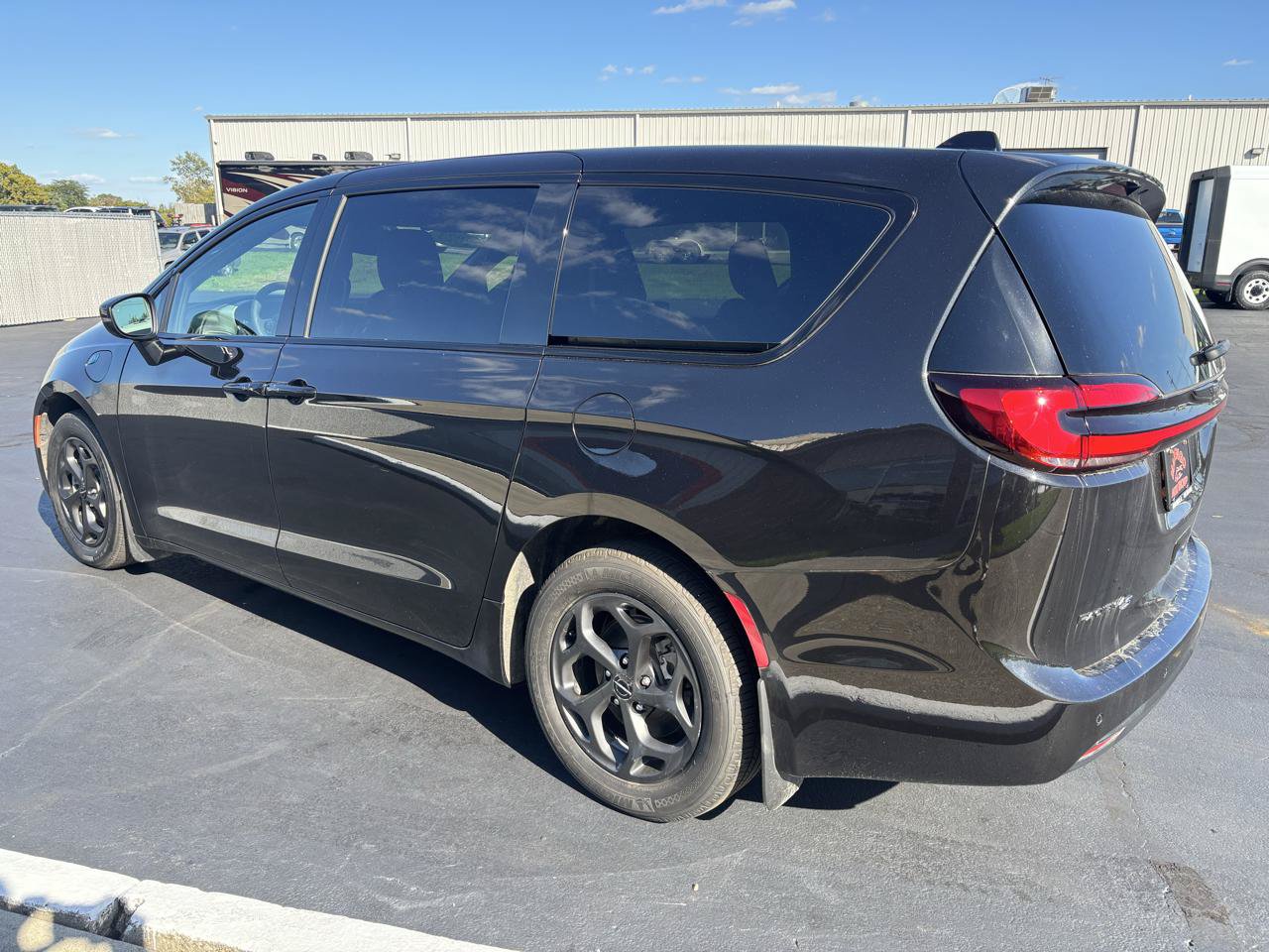 Used 2023 Chrysler Pacifica Touring-L w/ Uconnect Theater Family Group FWD image 5