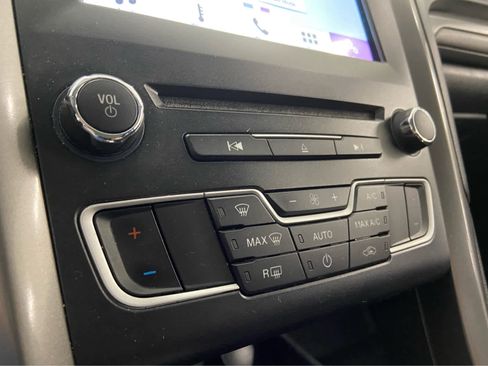 Used 2018 Ford Fusion SE w/ Fusion SE Technology Package image 31