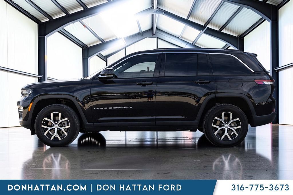Used 2023 Jeep Grand Cherokee Limited w/ Trailer Tow Prep Group (B) AWD/4WD image 3