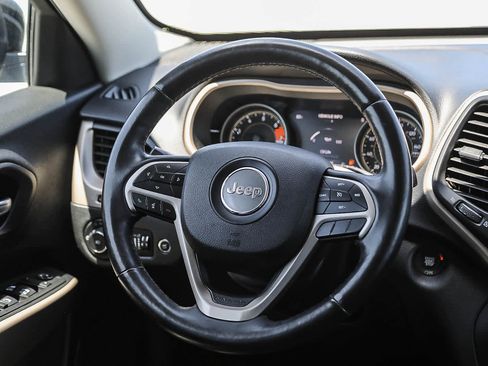 Used 2018 Jeep Cherokee Limited FWD image 15