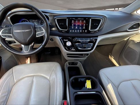 Used 2017 Chrysler Pacifica Touring-L image 7