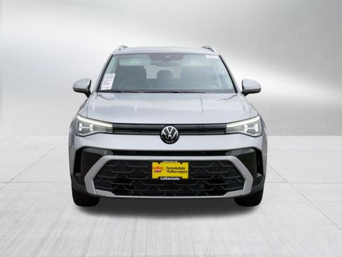 Used 2025 Volkswagen Taos SE w/ Black Wheel Package FWD image 2