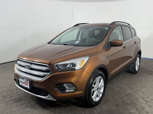 Used 2017 Ford Escape SE w/ Equipment Group 201A FWD image 3