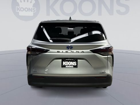 Used 2024 Toyota Sienna LE image 11