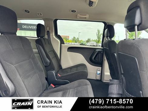 Used 2016 Dodge Grand Caravan SXT FWD image 11