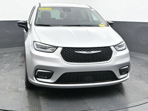 Used 2024 Chrysler Pacifica Touring-L FWD image 4