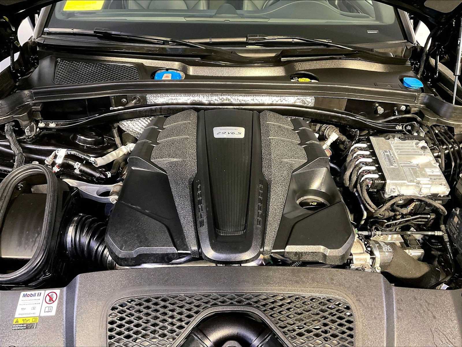 Certified 2024 Porsche Macan S AWD/4WD image 32