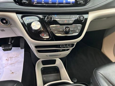 Certified 2022 Chrysler Pacifica Touring-L image 14