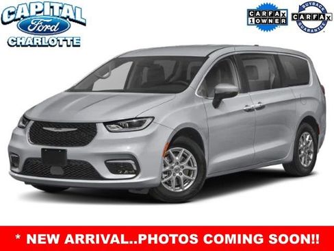Used 2023 Chrysler Pacifica Touring-L FWD image 2