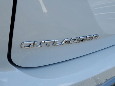 New 2025 Mitsubishi Outlander SE image 27