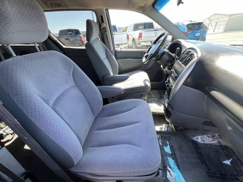 Used 2005 Chrysler Town & Country Touring FWD image 7