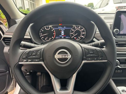 Used 2025 Nissan Altima 2.5 SV FWD image 28