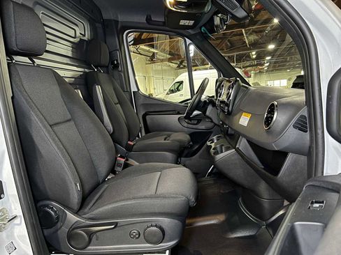 Used 2025 Mercedes-Benz Sprinter 2500 image 12