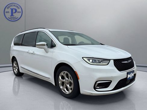 Used 2022 Chrysler Pacifica Limited FWD image 1
