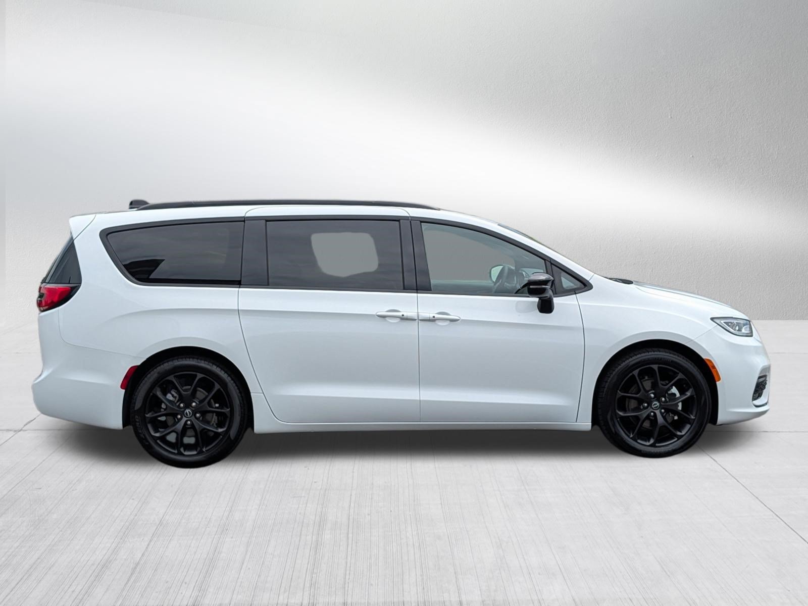 Used 2025 Chrysler Pacifica Limited FWD image 8
