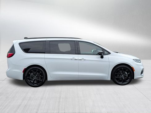 Used 2025 Chrysler Pacifica Limited FWD image 8