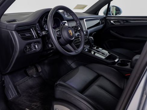 Certified 2025 Porsche Macan AWD/4WD image 4