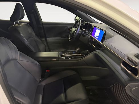 Used 2025 Toyota Crown XLE image 19