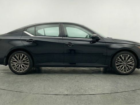 Used 2025 Nissan Altima 2.5 SV FWD image 11