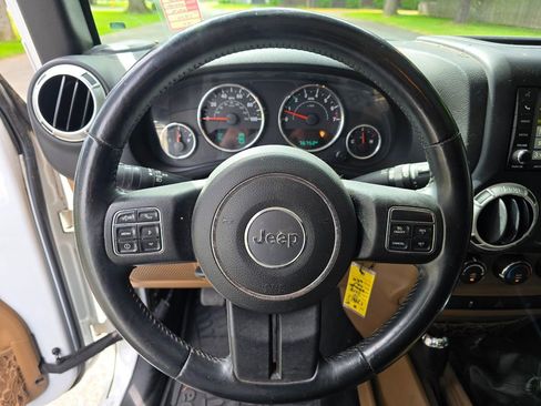Used 2015 Jeep Wrangler Unlimited Rubicon w/ Connectivity Group AWD/4WD image 29