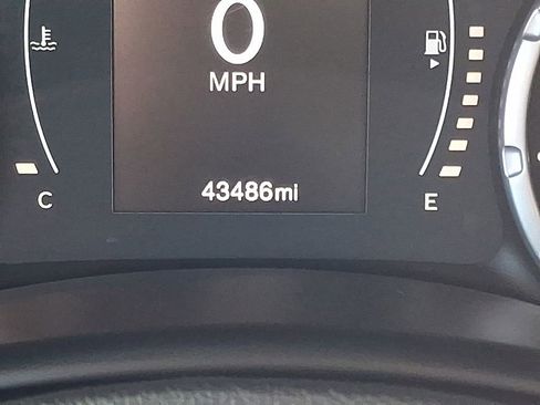 Used 2016 Jeep Renegade Latitude image 19