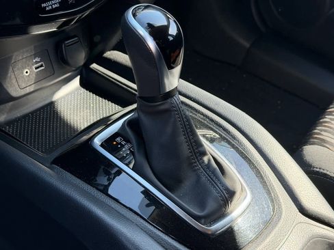 Used 2019 Nissan Rogue S image 9