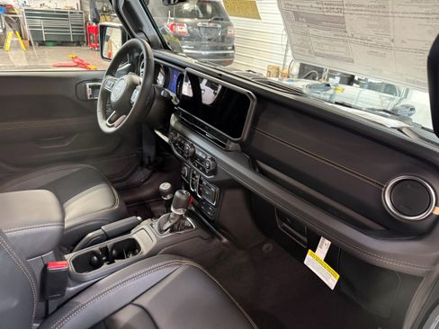 New 2025 Jeep Gladiator Sport AWD/4WD image 9