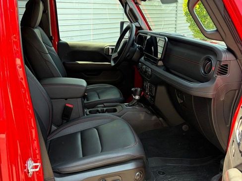 Used 2025 Jeep Wrangler Unlimited Rubicon AWD/4WD image 9