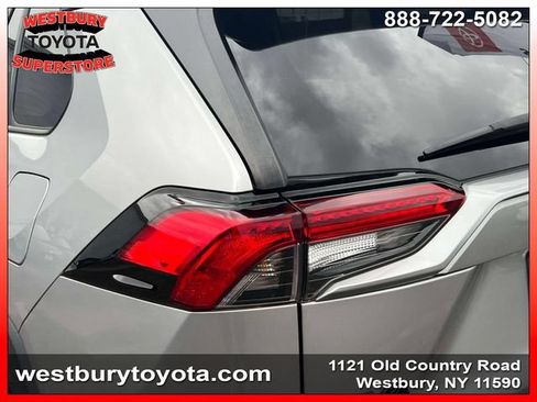 Used 2021 Toyota RAV4 LE AWD/4WD image 12