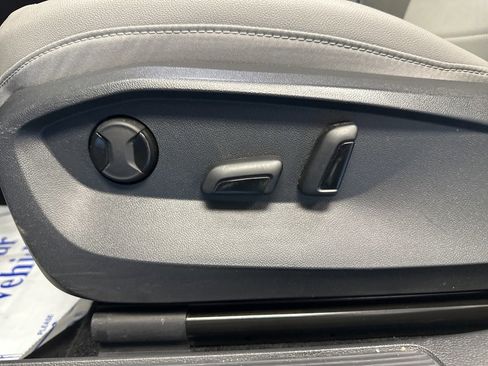 Used 2024 Volkswagen Taos SE image 28