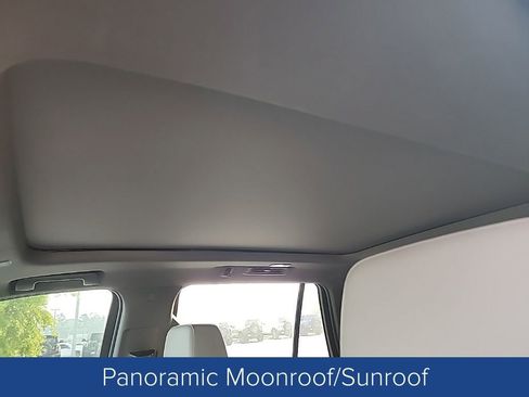 Used 2022 Chevrolet Tahoe Z71 w/ Luxury Package image 3