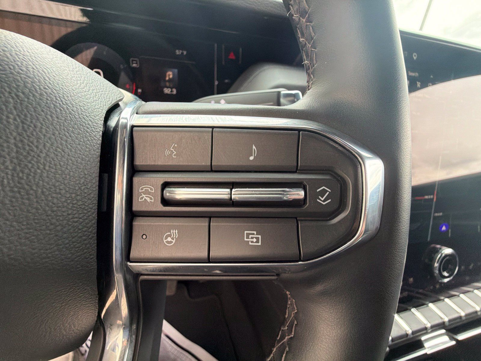 Used 2025 GMC Yukon Denali AWD/4WD image 18