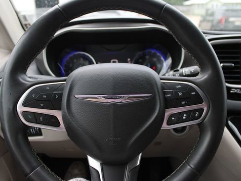 Used 2022 Chrysler Pacifica Touring-L FWD image 14