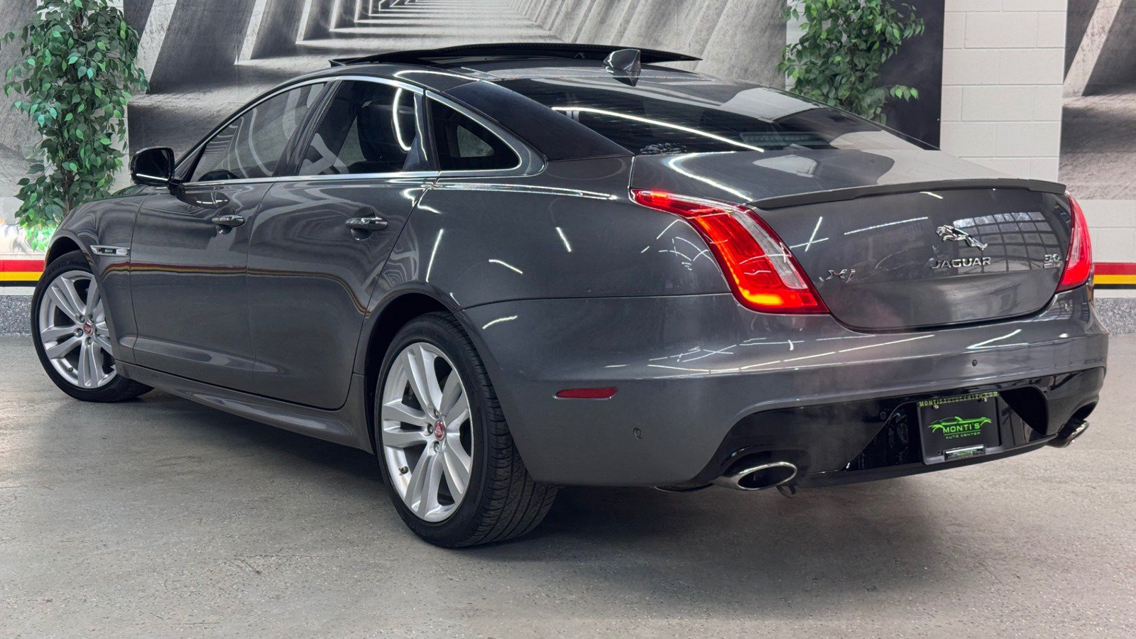 Used 2016 Jaguar XJ R-Sport AWD/4WD image 4