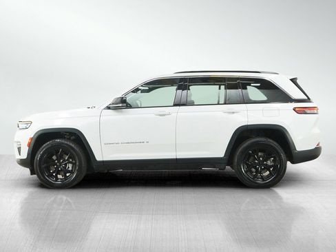 Used 2024 Jeep Grand Cherokee Limited AWD/4WD image 2