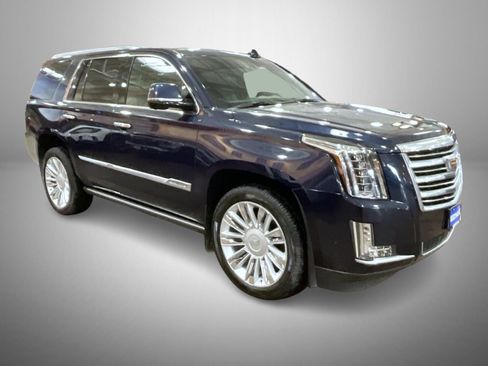 Used 2017 Cadillac Escalade Platinum image 3