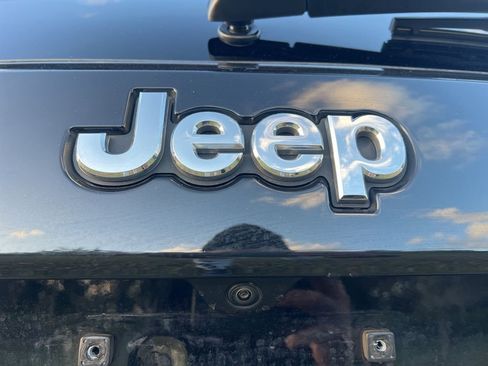 Used 2022 Jeep Grand Cherokee Limited image 13