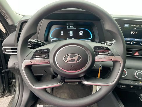 Used 2025 Hyundai Elantra SE image 40