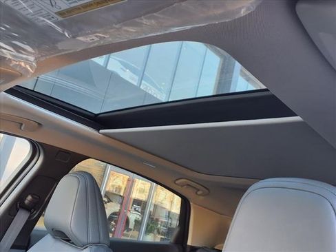 New 2025 Nissan Ariya Platinum image 11