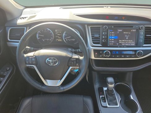 Used 2017 Toyota Highlander LE image 10