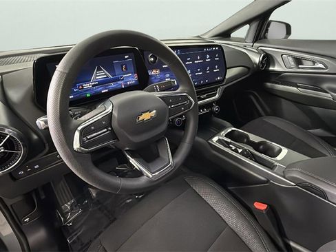 Used 2026 Chevrolet Equinox EV LT image 18