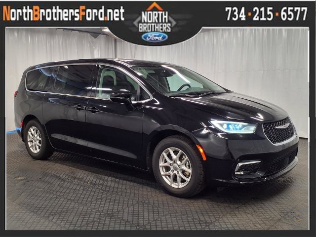 Used 2024 Chrysler Pacifica Touring-L FWD image 1