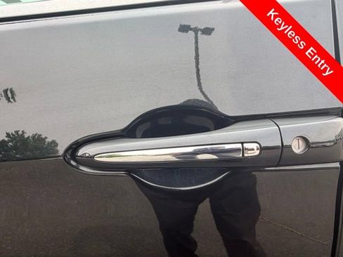 Used 2023 Chrysler Pacifica Limited FWD image 40